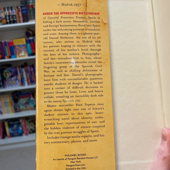 *BRAND NEW* Spanish Historical Fiction Book: The Fountains of Silence (signed) - Picture 4 of 5